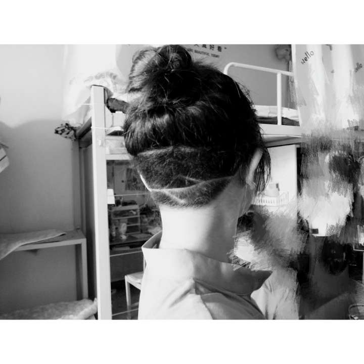 你们觉得女生把脑袋后面的头发剃了怎么样?