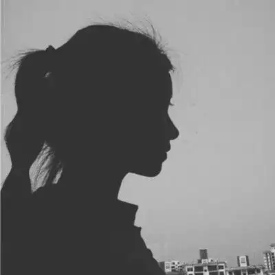 有没有女生扎马尾的影子在墙上的图片