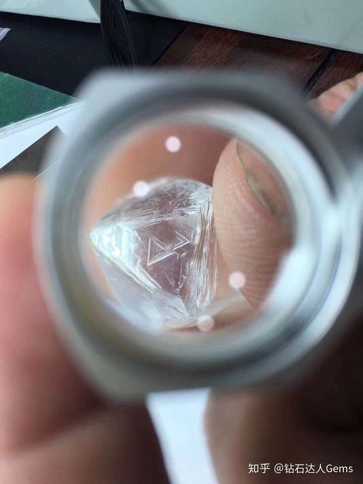 六方晶体钻石原石图片图片