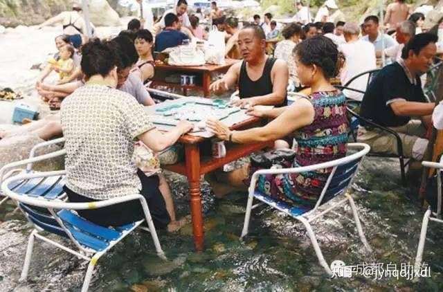 成都暴雨,四位大妈坐在洪水中打麻将,四川人到底有多爱搓麻将?