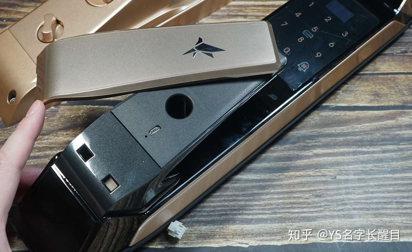 【评测】“嘿,Siri,开门了”:神奇的小燕科技HomeKit全自动智能门锁