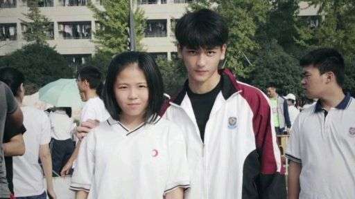 想知道李琦凯和他旁边的女生是什么关系,好希望是他女朋友?