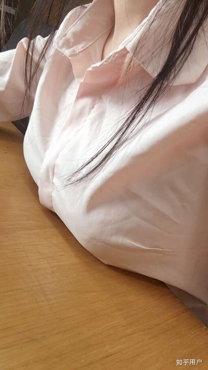 把胸放桌上是一种怎样的体验?