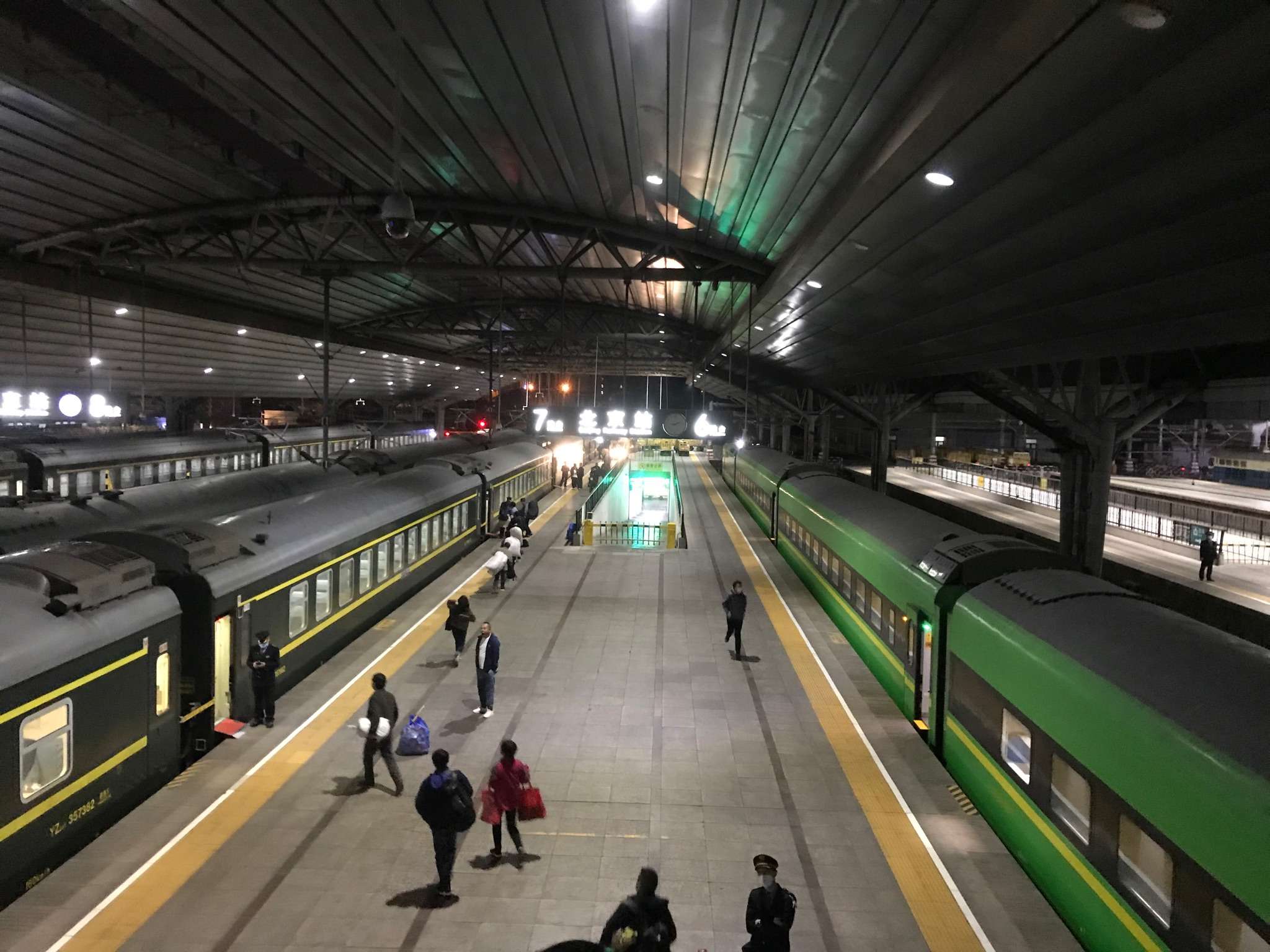 铁道上的蓝鲸 的想法: 晚上九点之后,北京站停满的南向准高速车