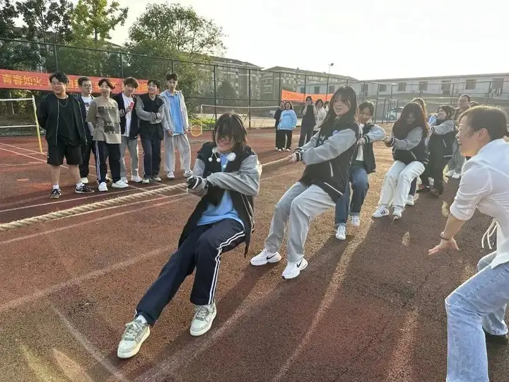 凝心聚力 突破极限——我校富阳校区拔河比赛圆满结束(图5) 凝心聚力 突破极限——我校富阳校区拔河比赛圆满结束(图5)