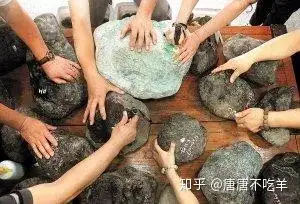既然“神仙难断玉”，是什么魅力让人们前赴后继的参与玩翡翠原石呢？