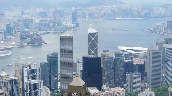 香港身份可以为申请人家庭带来教育、税务、医疗、通行自由等一系列优势。
