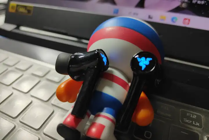 炫酷RGB灯效、电竞级体验，雷蛇战锤狂鲨真无线二代游戏耳机评测