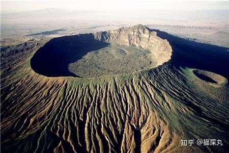 几乎所有火山口就是一个大坑,或者一坑水,你往里倒垃圾没问题啊,要