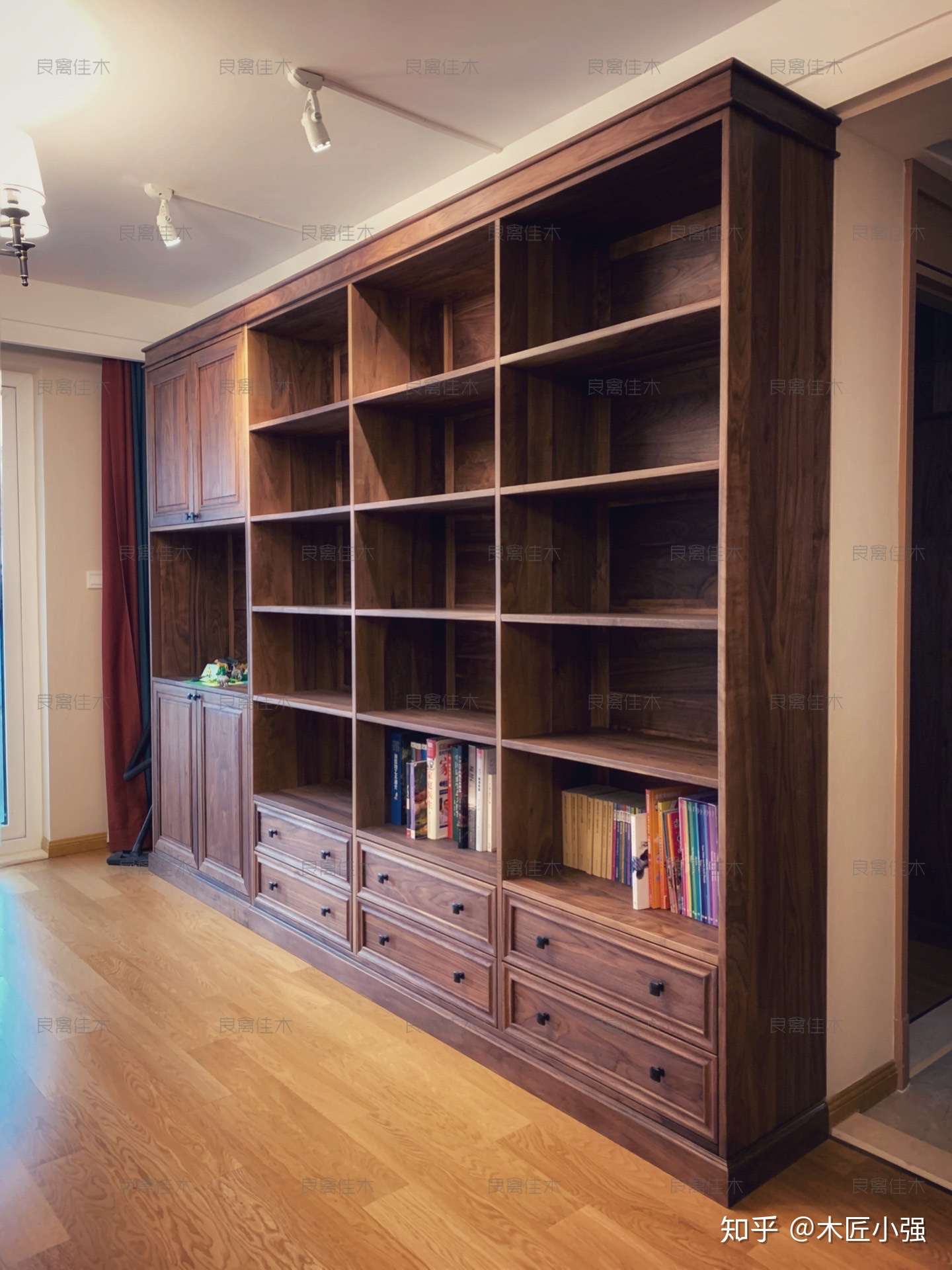 木匠小强 的想法: 南京业主订制的黑胡桃木简美书柜,客厅里… - 知乎