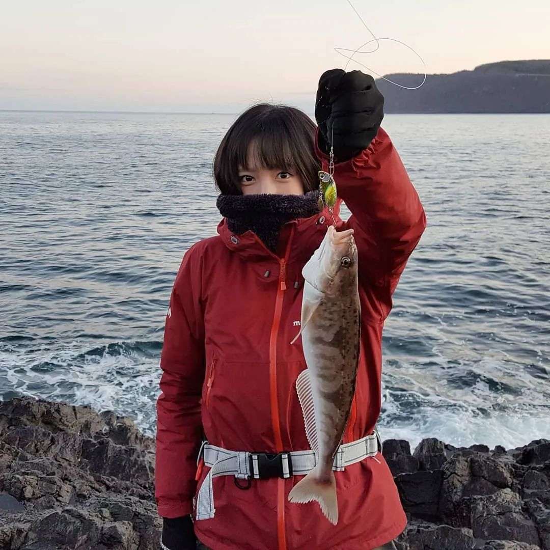 北海道李子柒 走红网络 住森林小木屋 在零下30度钓鱼 网友 看她钓鱼我能看一整天 知乎