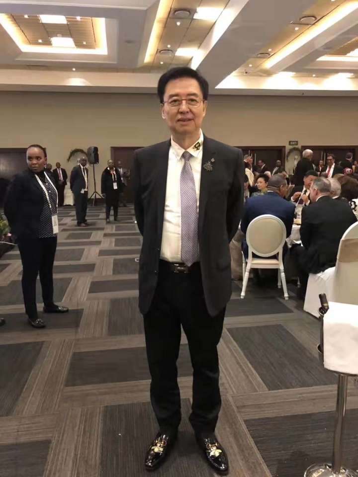 荣克敏是不是荣氏家族(荣毅仁,荣智健)的人?是不是中信那个荣家的?