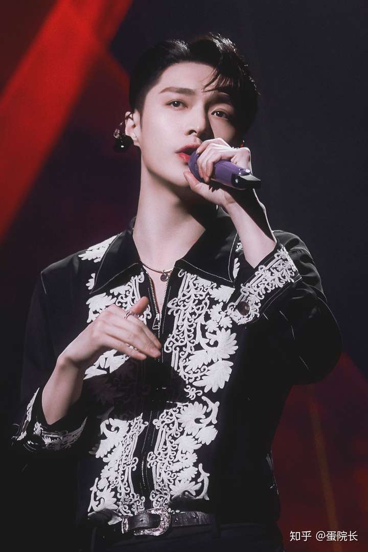 张艺兴值得吗?有些什么很棒的图片.