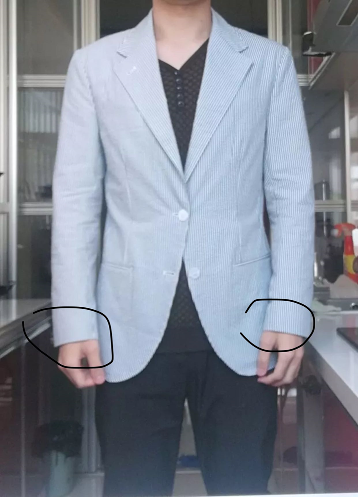 这件西服的背部横向褶皱是怎么回事?
