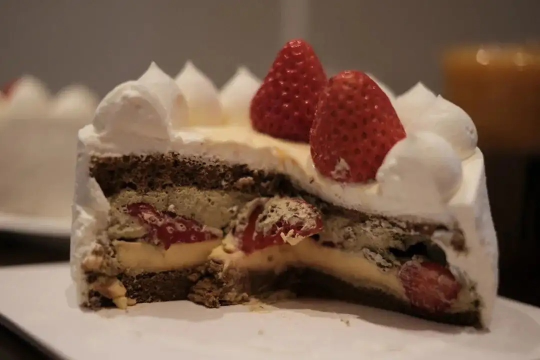 靠人脉才能加上蛋糕商家微信号，有人专程「打飞的」吃糕，「主理人蛋糕」为啥能爆火？买它到底是在买什么？