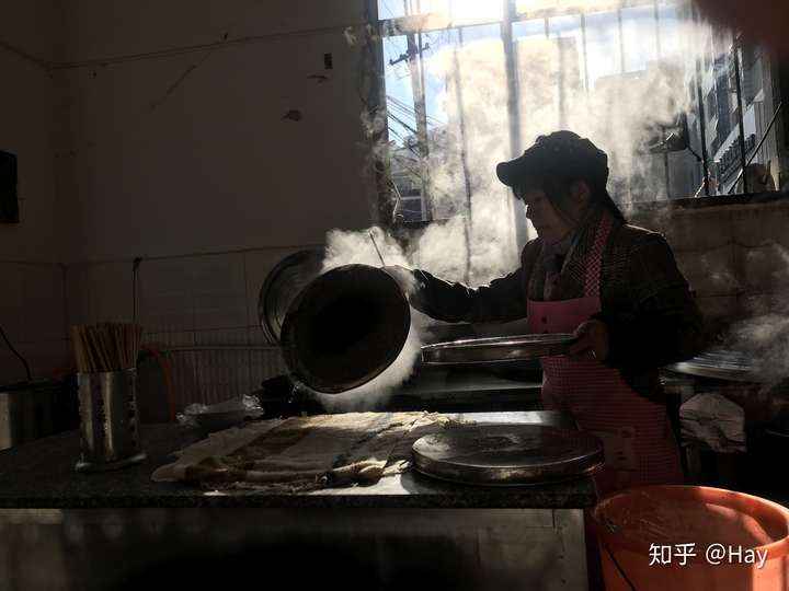 一家生意冷清早餐店,老板娘不管生意如何都每天起早贪黑地开张,干活