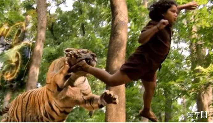 答案是:在他身后放一头老虎追