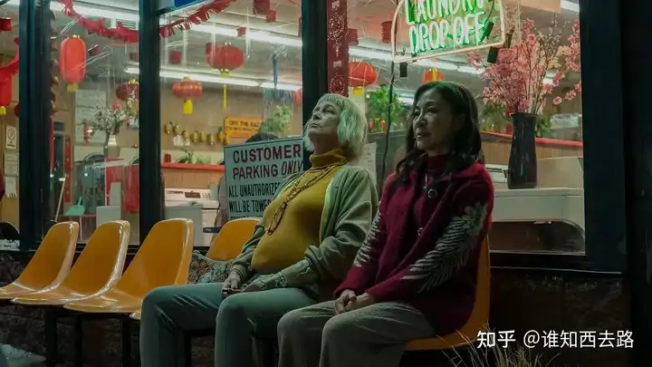 《瞬息全宇宙》是不是形式大过内容？情感内核是不是太老套了？(瞬息词语解释)