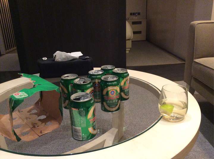 酒店房间喝酒酒瓶照片图片