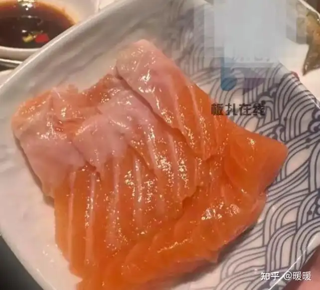 网友称买三文鱼套餐吃到虹鳟，商家检测报告不满足国家生食标准，如何辨别三文鱼和虹鳟？商家此举是否涉违规？