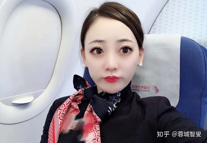 如何评价东方航空公司河北籍空姐李曼诈骗事件?