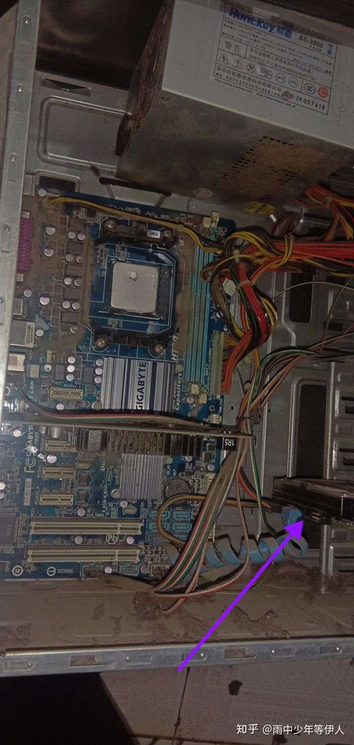 这个老式机箱的固态硬盘在那里?