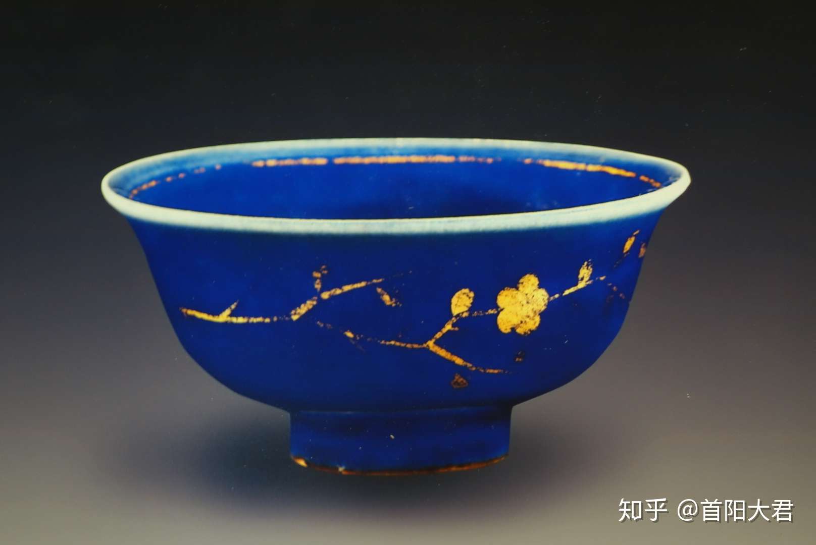 河北省博物院瓷器展中唯独这一件元朝的蓝釉描金月影梅纹杯不落俗套.