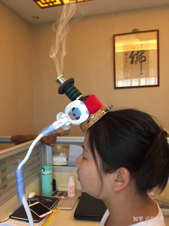 艾灸头顶,或用木梳柄刮按头顶中线,有痛点的地方是重点.