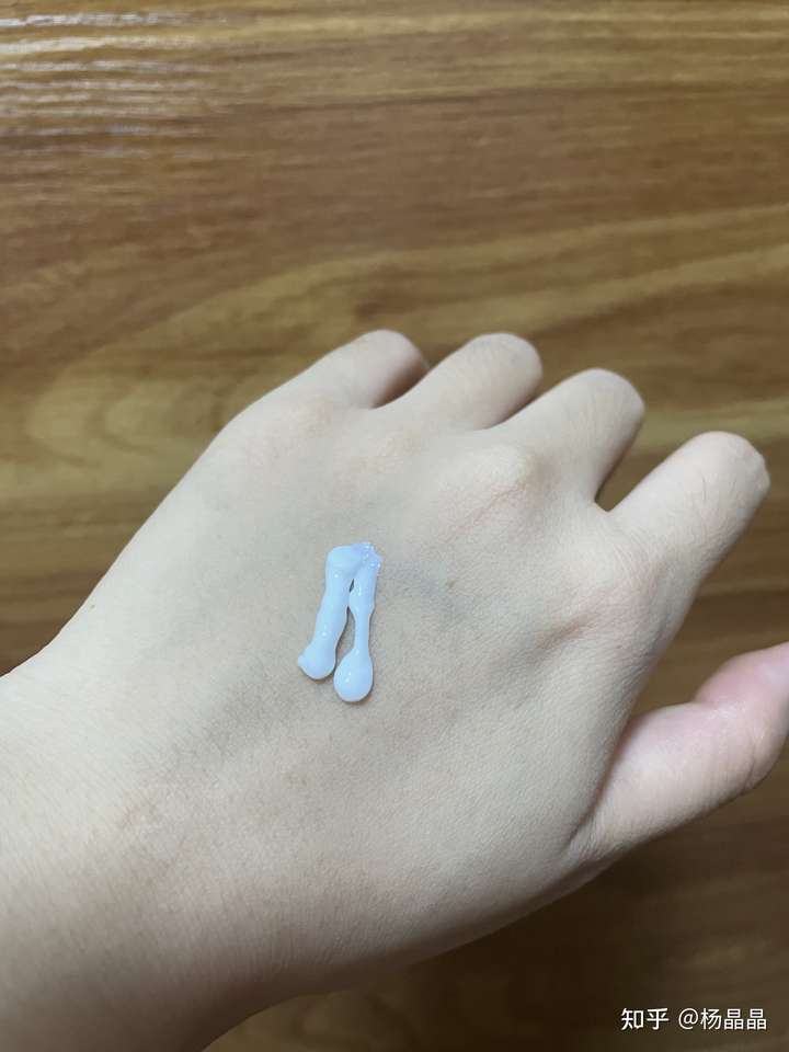 挤出来是白色的乳状液体,非常好推开,上脸没有油腻感,不假白,不搓泥