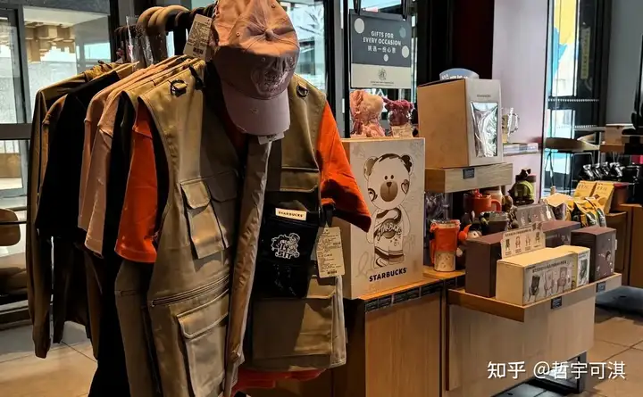 星巴克确认全国 400 多家门店将开始卖衣服，包括马甲 T 恤等，为啥星巴克要开始卖服装？前景怎么样？