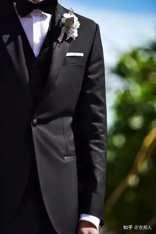 新郎西装有什么讲究吗 新郎穿什么样的西服好看