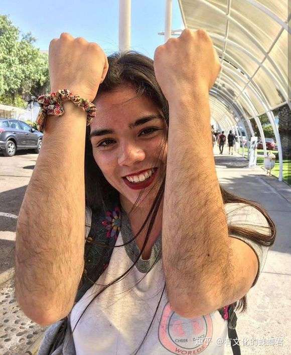 1体毛,老外的体毛那绝对是像森林一样浓密,男的各个一把护心毛,胳臂和