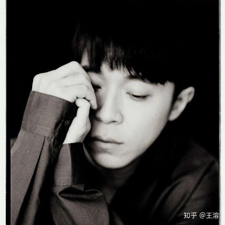 以前是苏打绿才华团粉,2019年开始越来越迷吴青峰的颜了,哈哈哈我是不