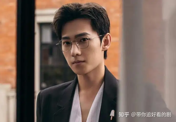 杨洋搭档李一桐《特战荣耀》定档4月5日，杨洋这剧会爆吗？(杨洋特战荣耀预告图片)