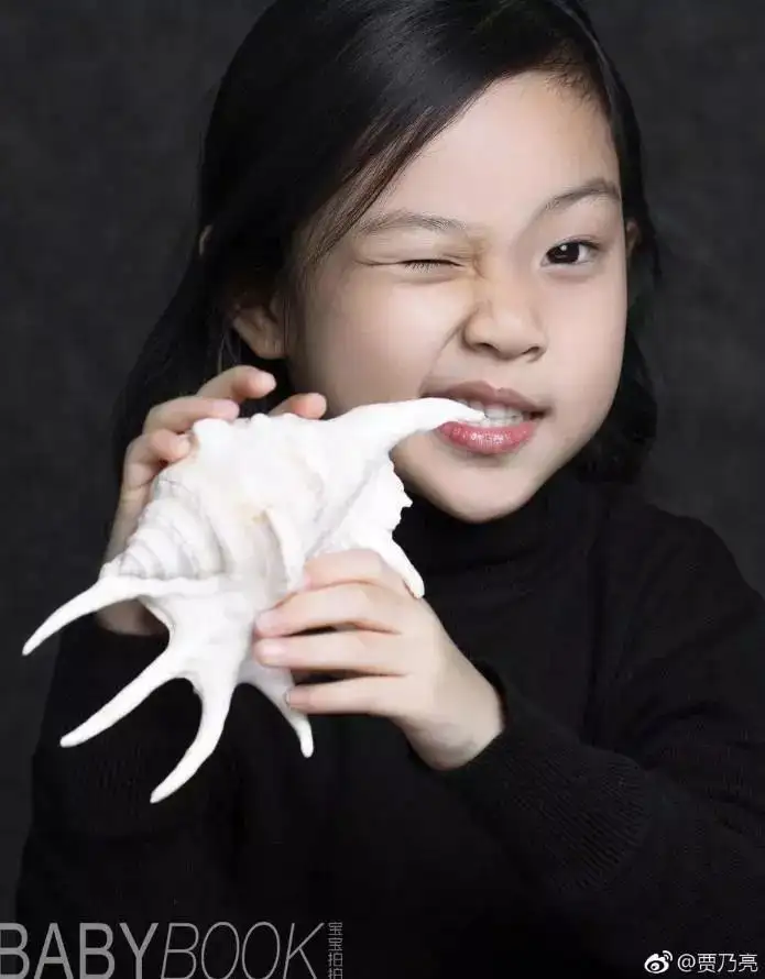 贾乃亮微博晒女儿庆生合照网友纷纷送上生日祝福