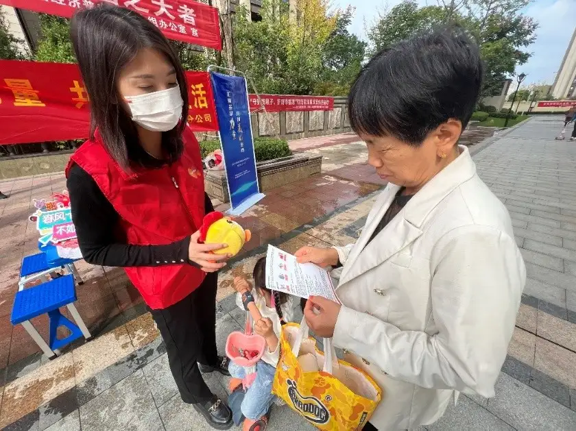 平安养老险陕西分公司走进社区、企业普及金融知识