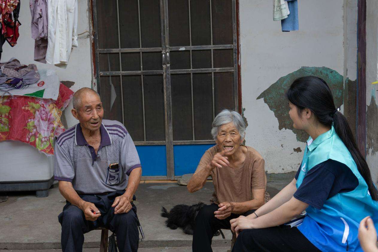 南信院学子的“我与太史公的跨时空接力——新时代乡村 振兴视阈下的邳州戴庄‘微史记’书写实践”纪实