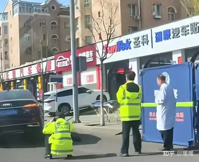 山西一男子遭遇「开门杀」被撞倒，后遭旁边车道汽车碾压身亡，两司机均被传唤，事故责任如何划分？