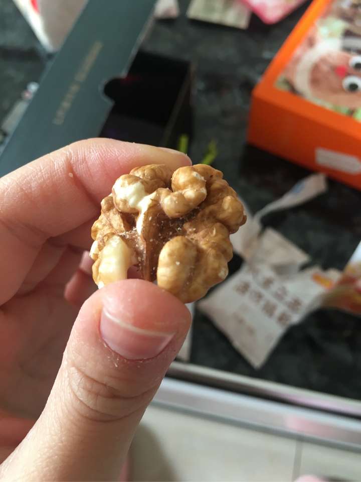 吃网购的核桃发现核桃沟回里有些白色的毛絮,店家说是无菌霉毛,真如他