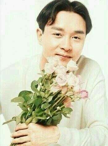 谁有张国荣这张抱花的图片或者有人记得这部片子叫什么吗