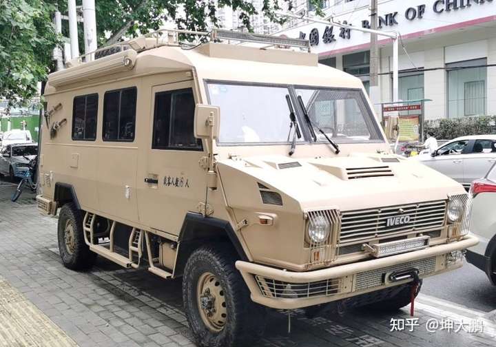 如果丧尸爆发一辆越野车一辆房车你会选哪个作为逃生工具