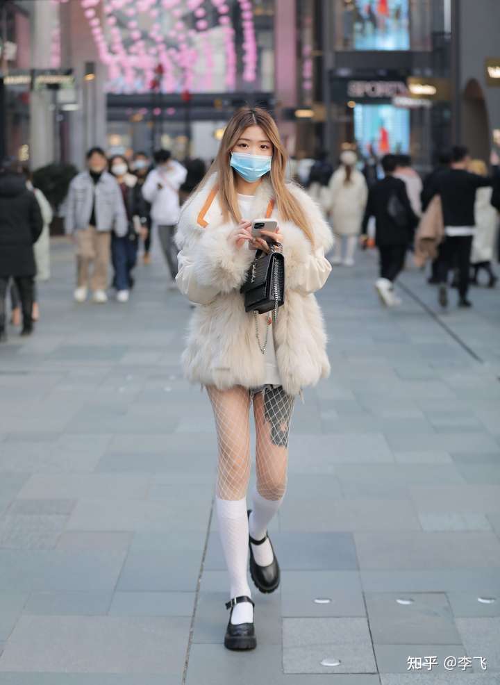 秋冬年轻女士怎么搭配鞋子和袜子?