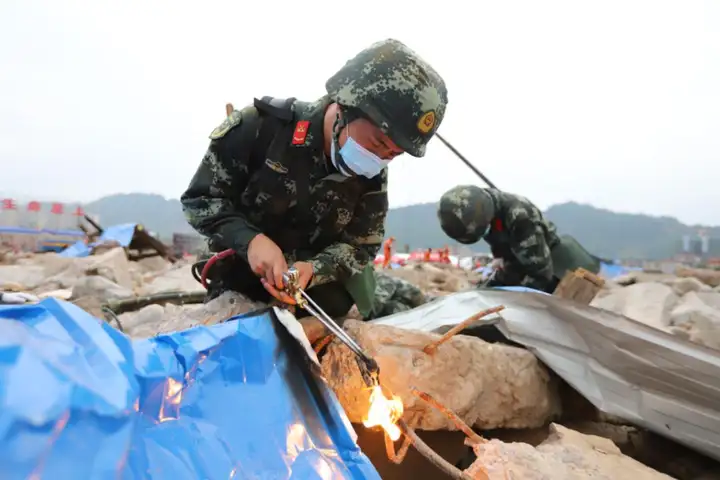 解放军和武警部队参加 “应急使命·2021”抗震救灾演习