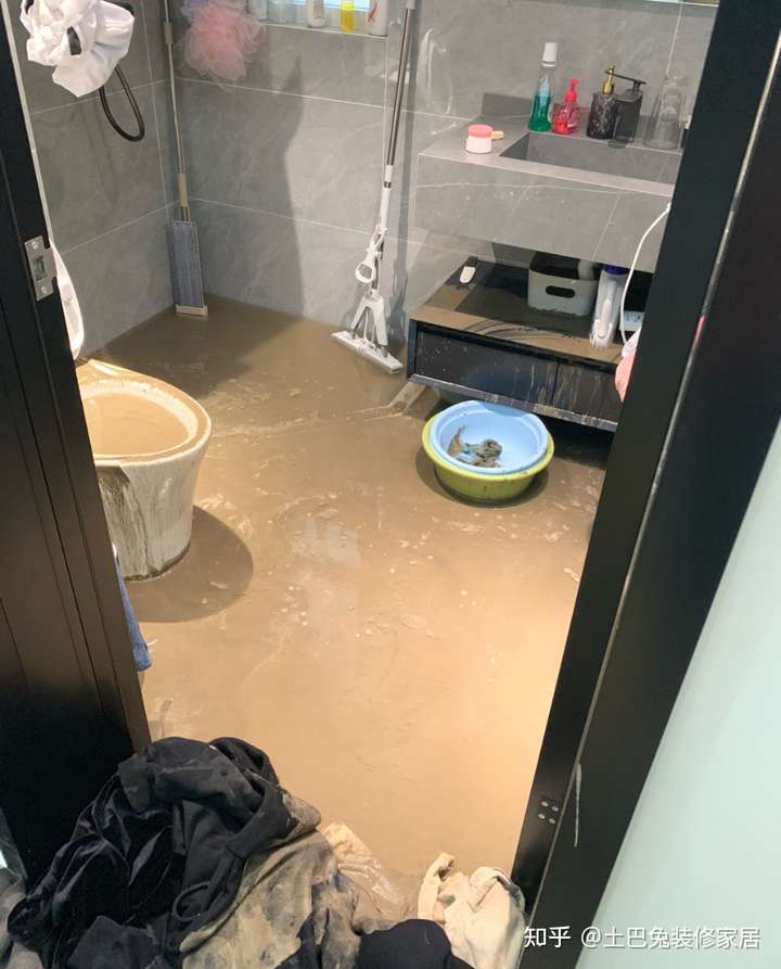 堵了下水管道之后导致的马桶反水倒灌,好好的新家反正卫生间啥的全都