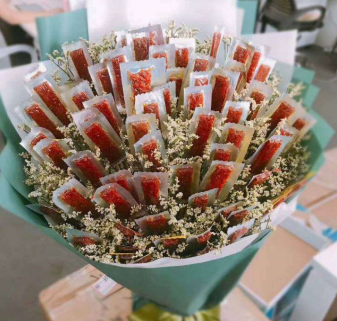 手捧着异样的辣条鲜花是吃还是看