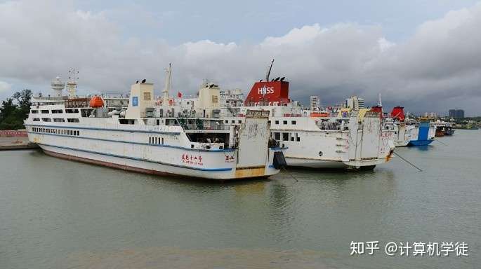 海安港,海安新港大概这样,很多滚装船等着,24小时待命,装满就走.