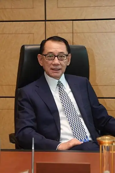 杨受成回到香港后,正式接手英皇娱乐,英皇娱乐版图开始持续扩张.