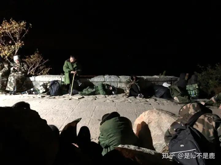 游客夜爬泰山高举国旗迎国庆（国庆登泰山人多吗） 第4张