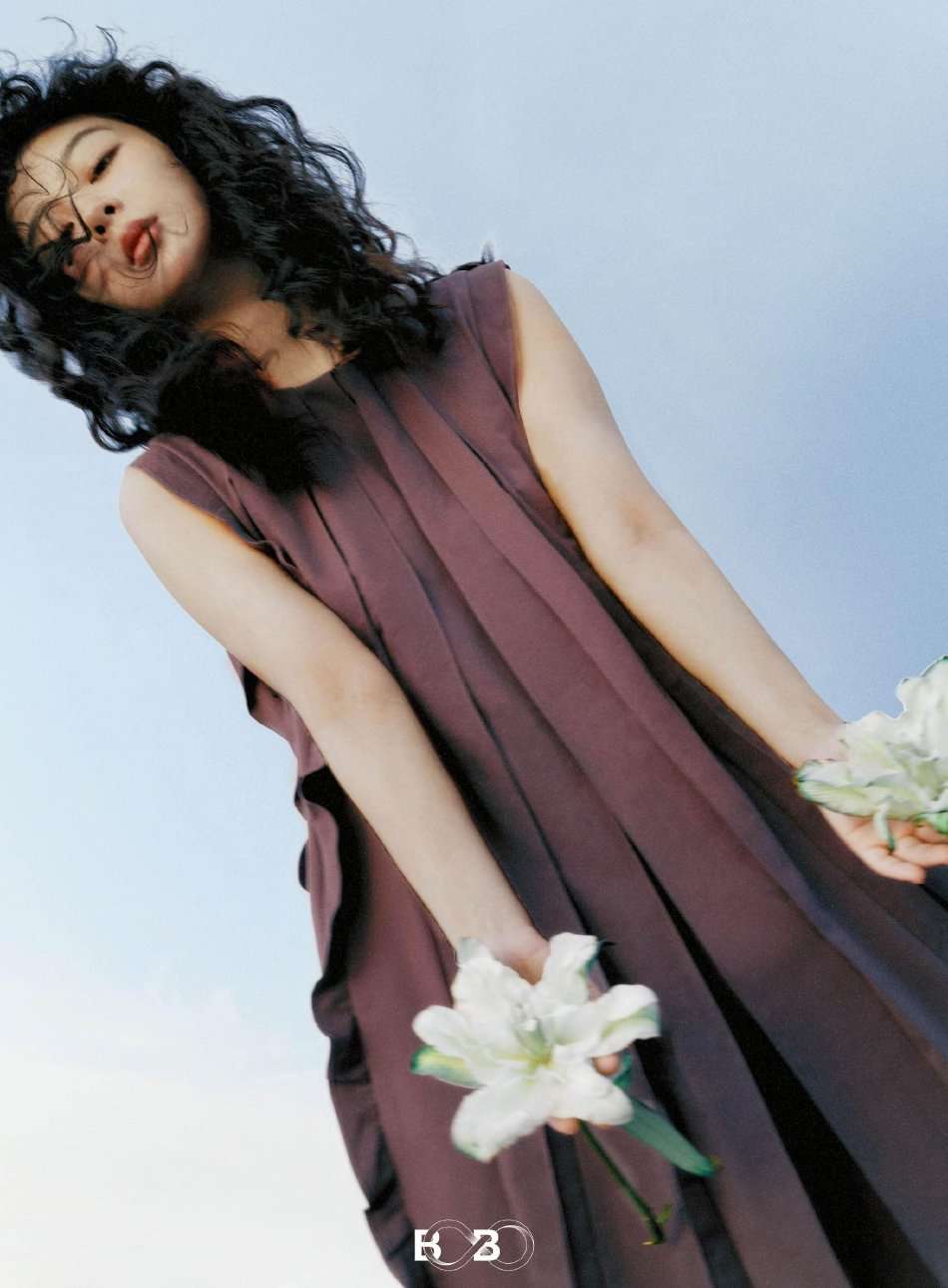 生活百科智多星 的想法: 杨紫夏日出游羊毛卷造型大片 五官精致