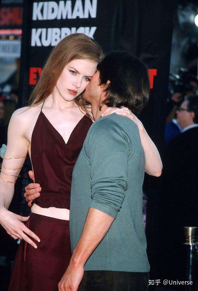 之前有一个超级无敌白的外国女明星,和男朋友一起走红毯,有图片分享一